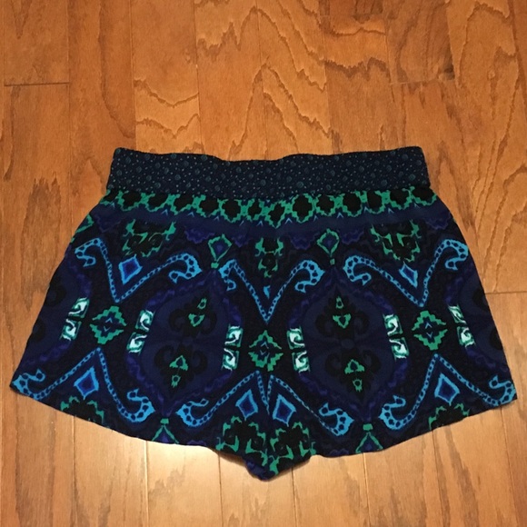 Express Patterned Shorts - Picture 4 of 4